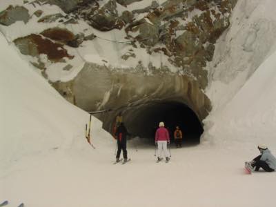 レッテンバッハ氷河からティーフェンバッハ氷河へのトンネル