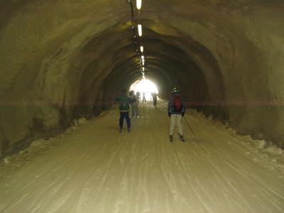 レッテンバッハ氷河からティーフェンバッハ氷河へのトンネル